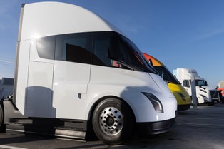 Wypadek i pożar ciężarówki Tesla Semi w Kalifornii. NTSB bada sprawę