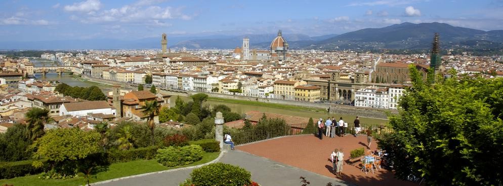 5. miejsce: Piazzale Michelangelo we Florencji jest najbardziej znanym punktem widokowym na panoramę miasta. Widok z tego punktu jest powielany na pocztówkach i jest jednym z tych miejsc, które trzeba zobaczyć odwiedzając Florencję.