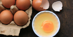 Tak sprawdzisz, czy jajka są świeże. Pięć niezawodnych sposobów