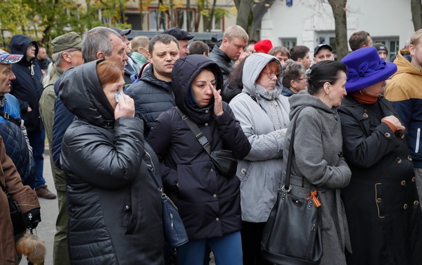 Krewni rosyjskich mężczyzn z poboru w pobliżu biura rekrutacyjnego podczas częściowej mobilizacji wojskowej Rosji w Moskwie, Rosja, 29 września 2022 r.