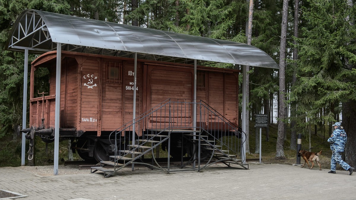 wagon obok którego stanęły tablice 