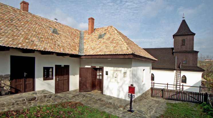 Hollókő faluközpontjában 1990 óta működik Postamúzeum