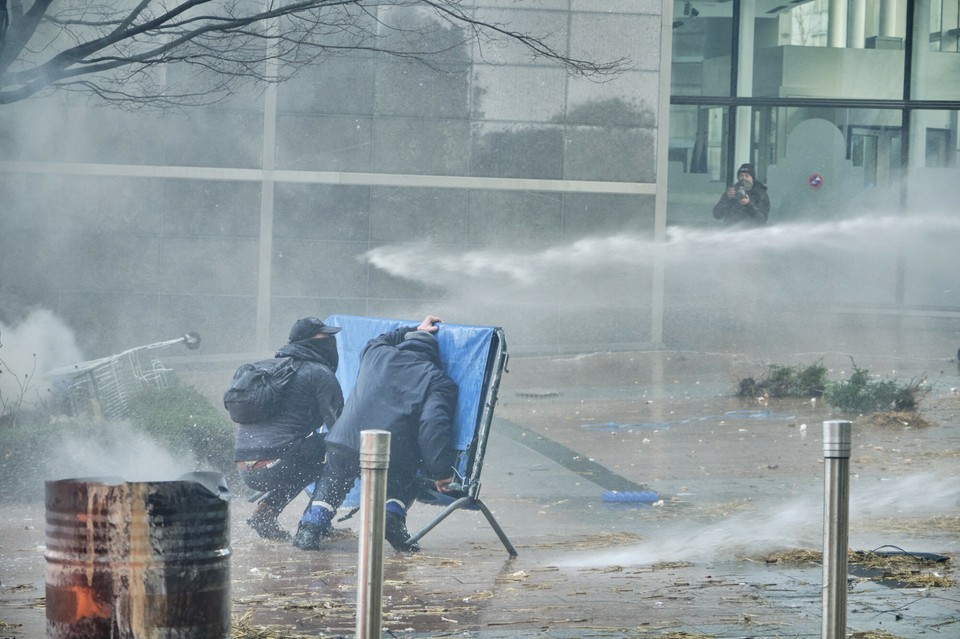 Policja użyła wobec demonstrantów armatek wodnych