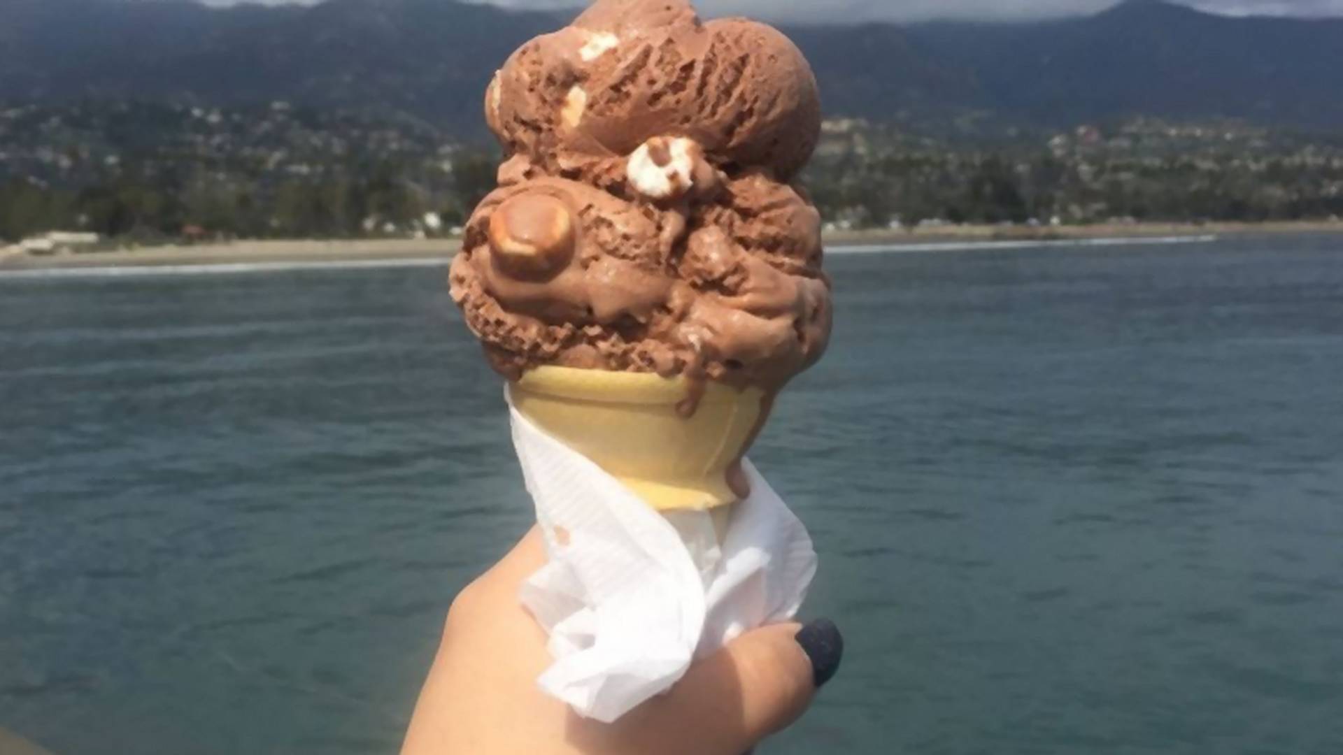 Zašto slikanje sladoleda pored mora nije dobra ideja? Ova devojka jako dobro zna