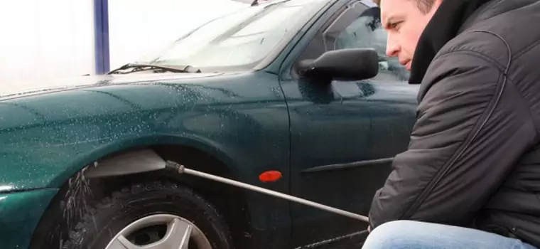 Jak porządnie umyć auto po zimie?