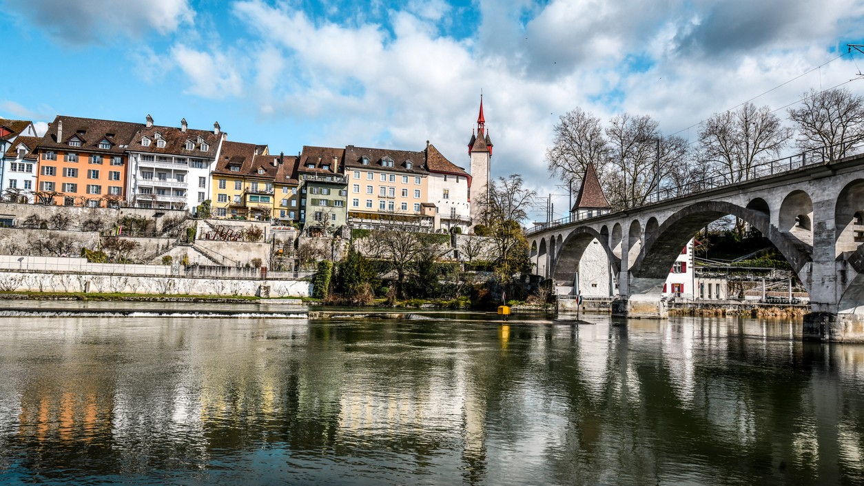 Most cez rieku Reuss v stredovekom mestečku Bremgarten, Švajčiarsko.