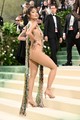 Rita Ora szinte meztelenül Marni megjelenését viselte a Met-gálán.