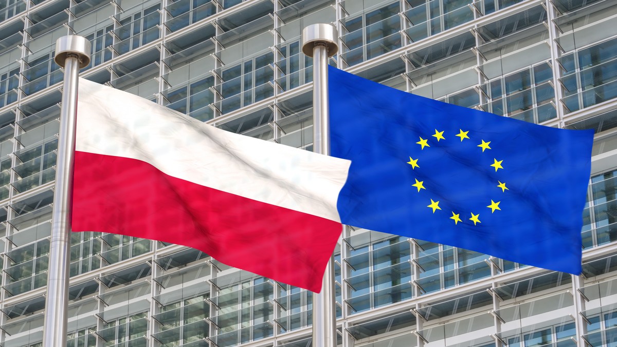 Polska jest wśród krajów najbardziej przywiązanych do Unii Europejskiej – gdyby dziś rozpisano referendum z pytaniem o ewentualne wyjście ze wspólnoty, aż 75 procent z nas zagłosowałoby za pozostaniem w Unii. Tylko 11 procent byłoby za polexitem, a 14 nie ma zdania, jak wynika z badania Eurobarometru, oficjalnego biura statystycznego UE.