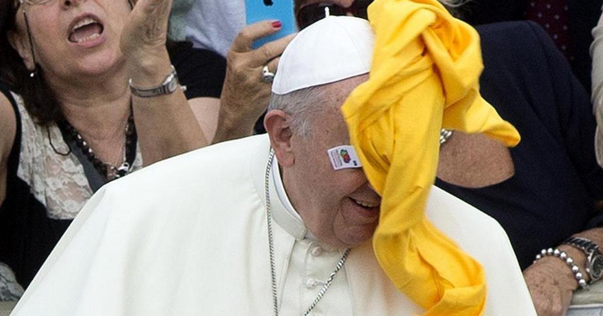 Watykan. Papież Franciszek odbił głową żótą koszulkę