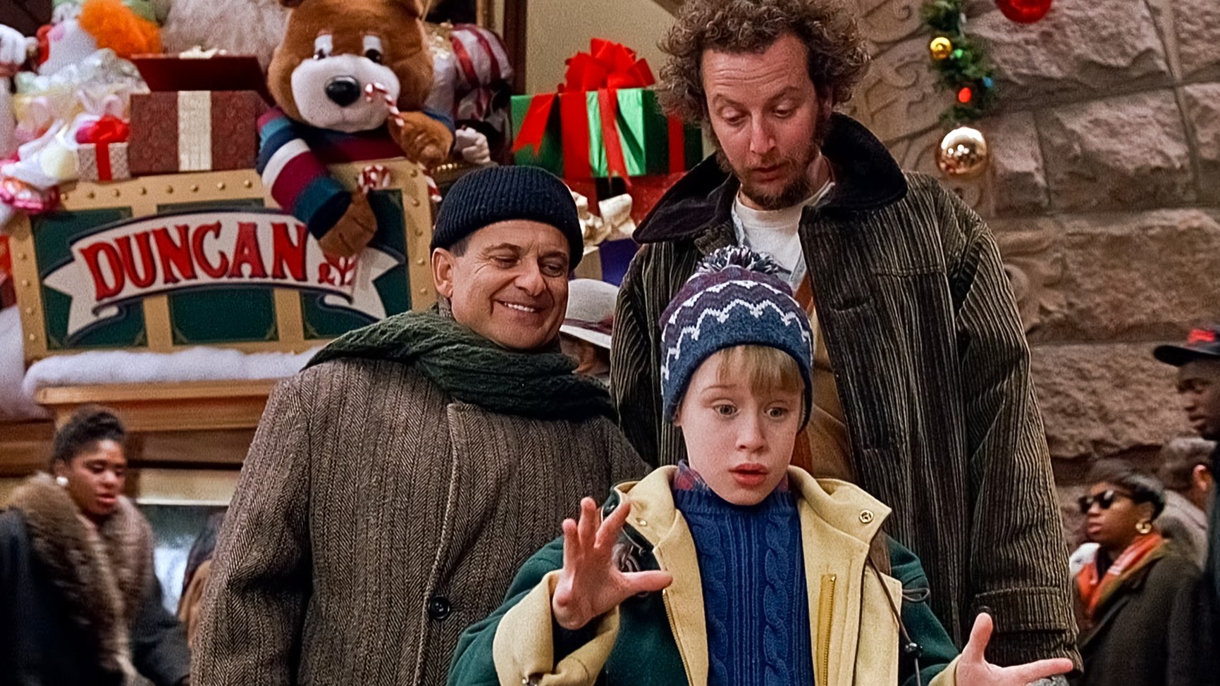  Joe Pesci (vľavo), Daniel Stern (vpravo) a Macaulay Culkin (uprostred) vo filme Sám doma. 
