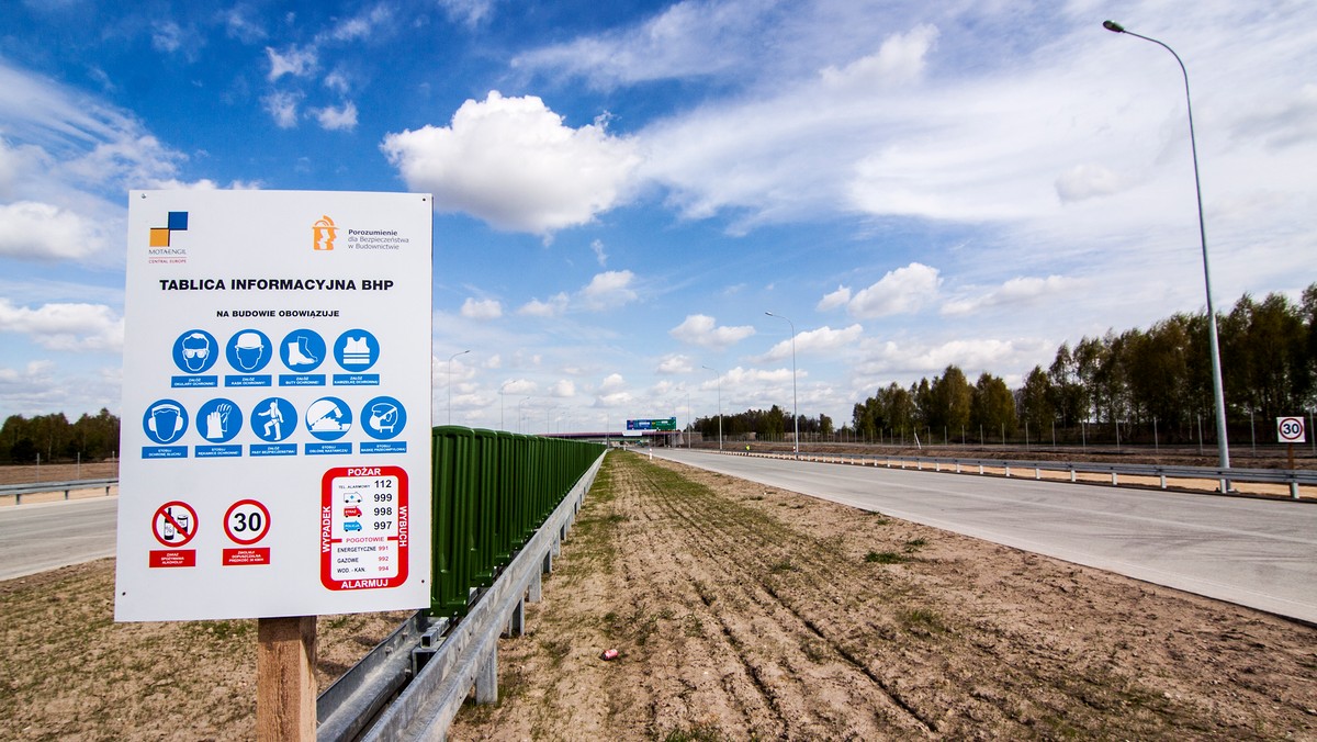 Znaczna część autostrady A1 między Tuszynem a Strykowem jest już ukończona. Teraz pozostały jeszcze tylko odbiory i dopuszczenie drogi do użytkowania. Planowo, ten fragment autostrady miał być gotowy w sierpniu, jednak nie jest wykluczone, że trasą Stryków-Tuszyn pojedziemy już w pierwszej połowie lipca.