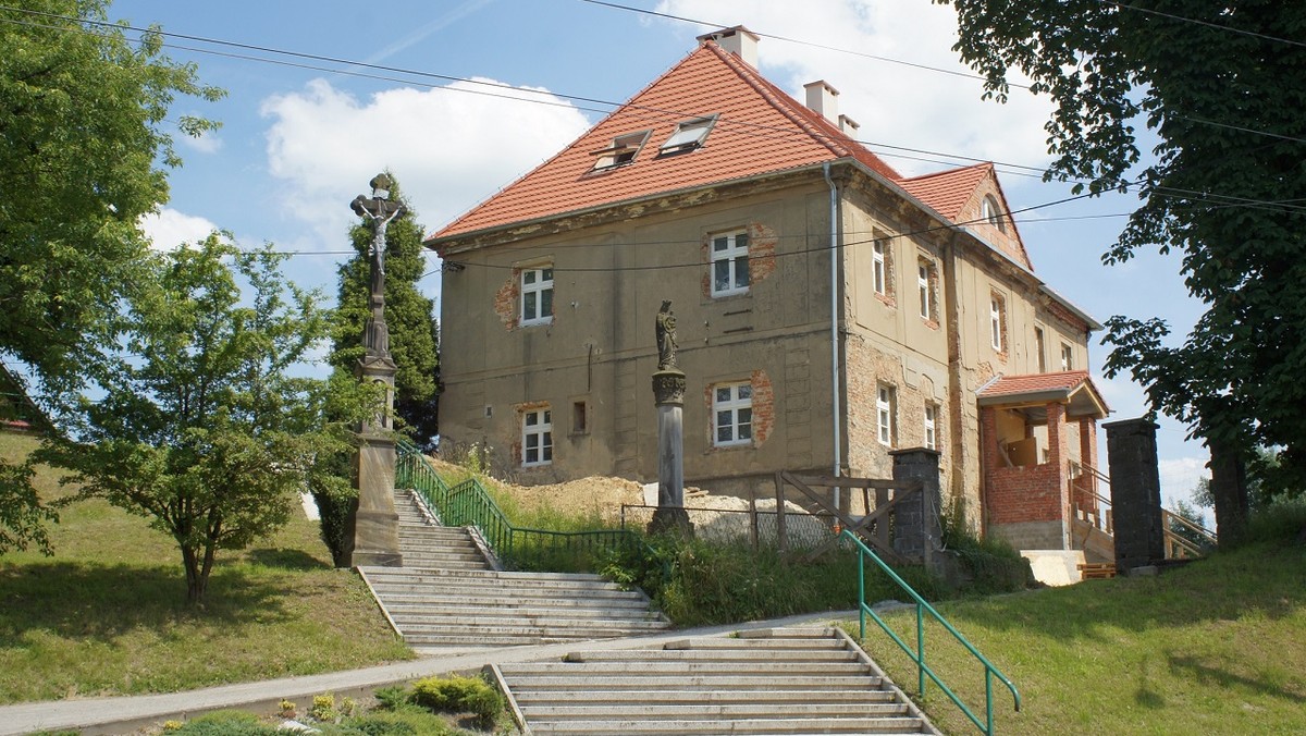 Połomia: w budynku zabytkowej plebanii powstanie Powiatowy Ośrodek Wsparcia dla Osób z Zaburzeniami Psychicznymi.