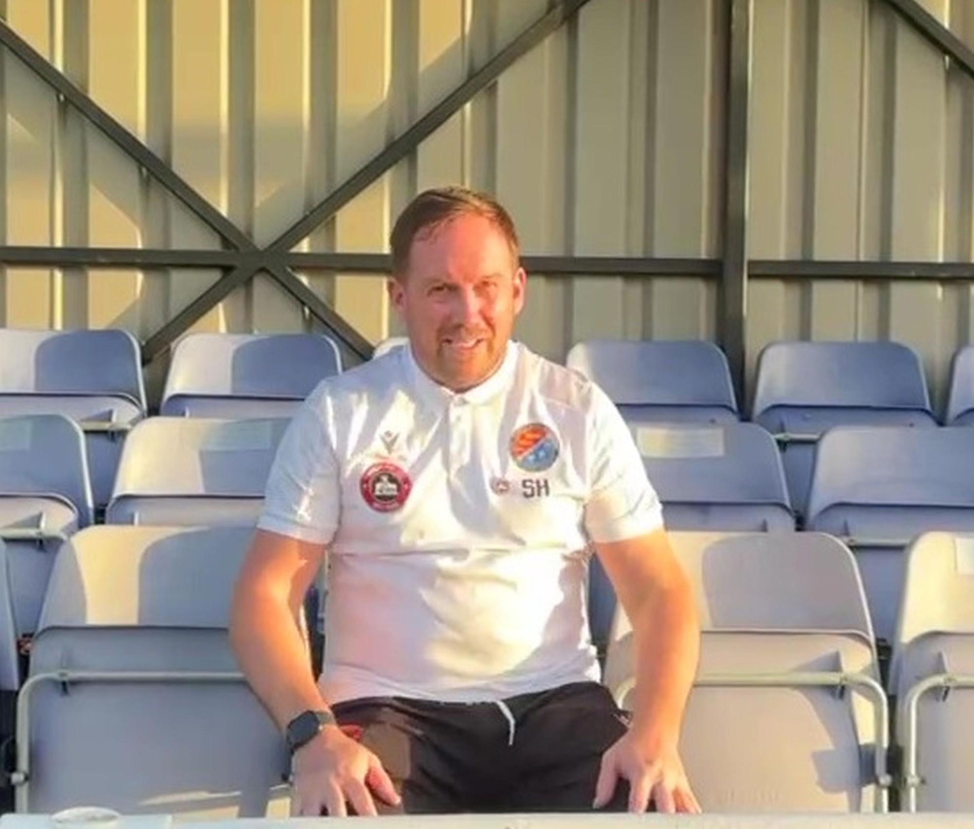 Simon pracuje ako manažér futbalového klubu.