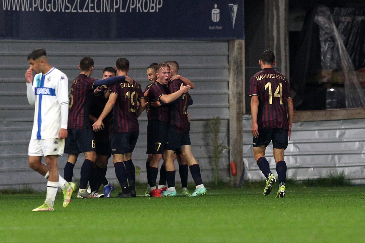 Radość piłkarzy Pogoni Szczecin po golu Mariusza Fornalczyka przeciwko Deportivo La Coruna w meczu Młodzieżowej Ligi Mistrzów