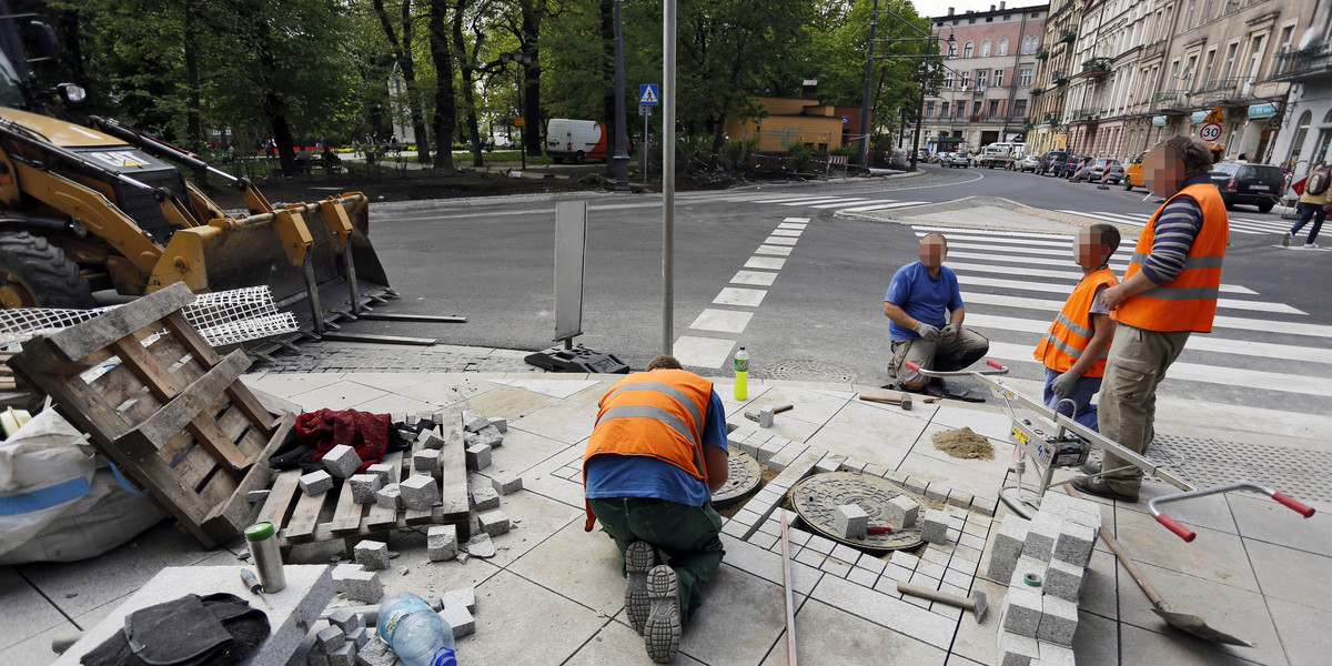 Robotnicy obijający się na budowie w Katowicach