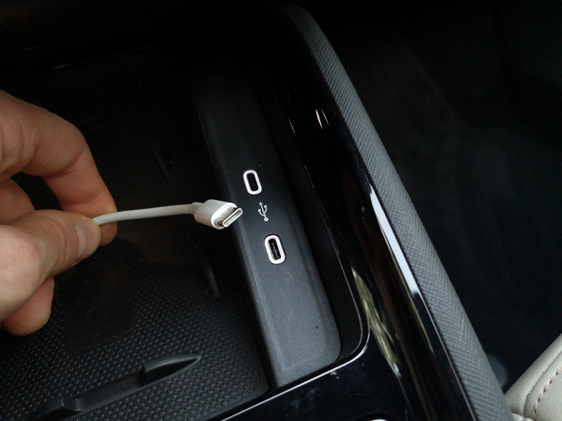 Skoda Scala Style 1.5 TSI: powiew nowoczesności, czyli gniazda USB-C.  Za dwa dodatkowe takie gniazda z tyłu trzeba dopłacić