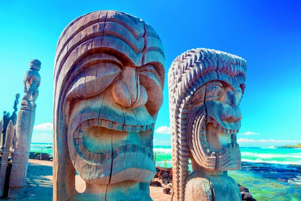 Tradycyjne hawajskie rzeźby w Pu'uhonua O Honaunau – narodowym parku historycznym na Big Island