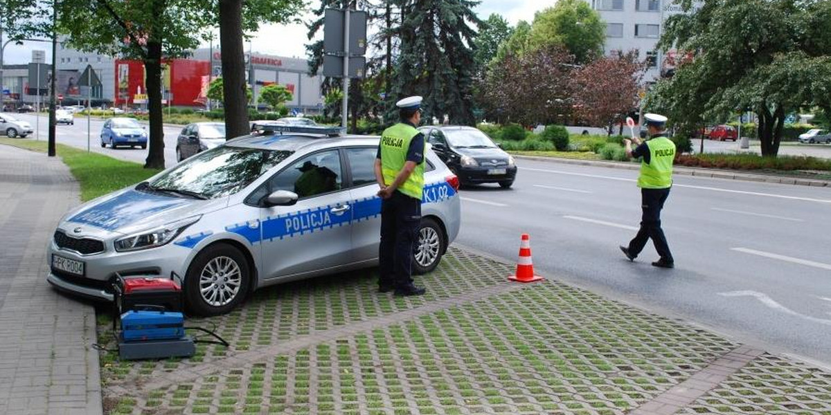 Policjanci w Rzeszowie sprawdzają stan techniczny pojazdów