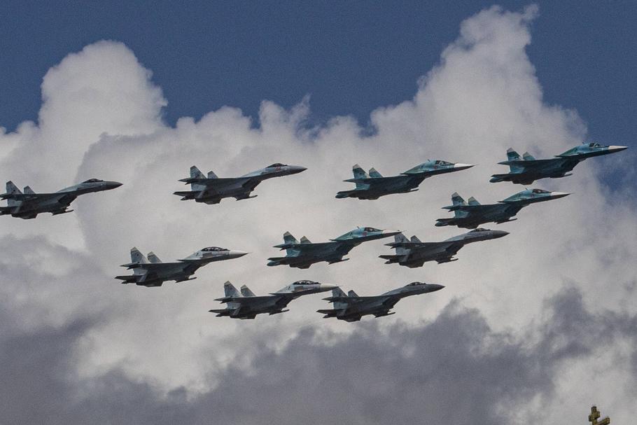 Rosyjskie naddźwiękowe samoloty myśliwsko-bombowe średniego zasięgu Suchoj Su-34, myśliwce wielozadaniowe Su-30SM i myśliwce obrony powietrznej SU-35S przelatują nad moskiewskim Kremlem podczas próby generalnej przed paradą powietrzną z okazji Dnia Zwycięstwa w Moskwie w maju 2021 r.