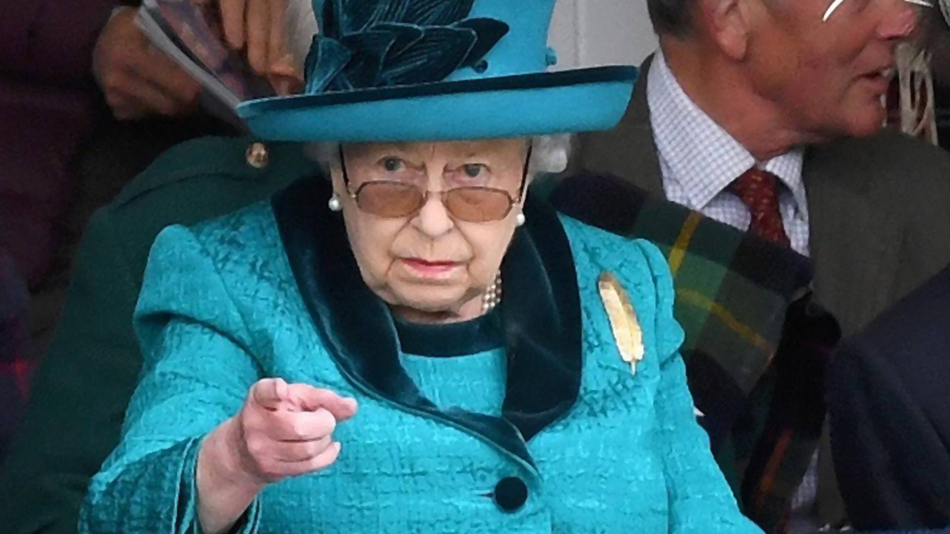Nadamo se da Vulin neće videti fotografiju britanske kraljice iz vojske