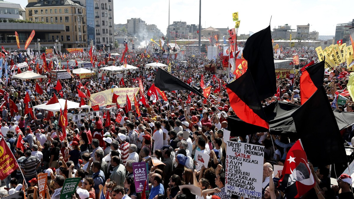 Nikt nie wie, co przyniosą okupującym od 10 dni plac Taksim w centrum Stambułu następne godziny. Turecki premier oświadczył, że mają czas do końca weekendu na opuszczenie placu w spokoju. Nie wygląda jednak na to, aby mieli go zamiar posłuchać.