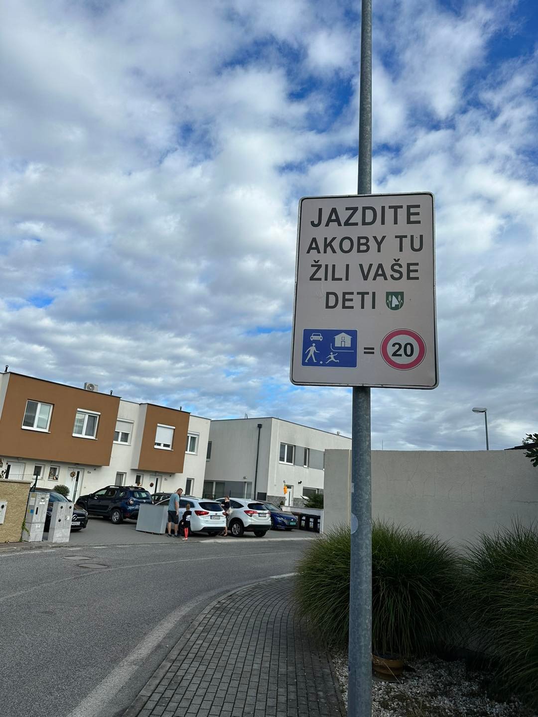 Ľudí zaujala tabuľa v Jarovciach.