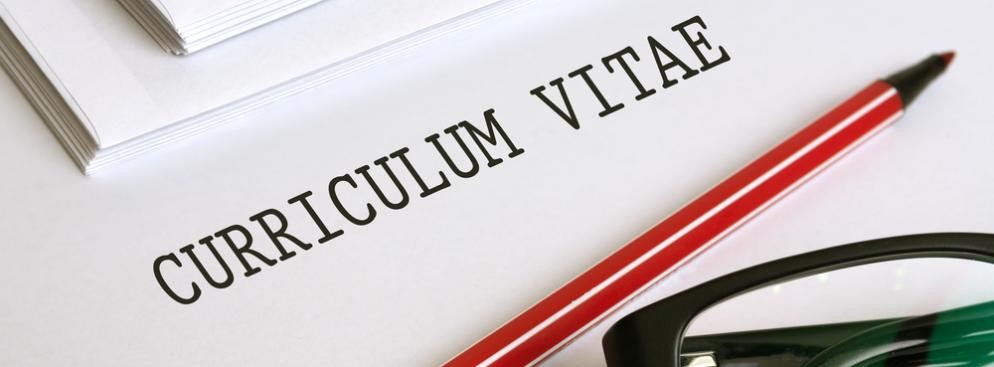 1. Na początek zaimponuj robotowi <br><br> Niektórzy rekruterzy i pracodawcy używają specjalnych programów, które pomagają im wybrać spośród wielu podań te, którym warto się przyjrzeć. Analizują je pod kątem tego, w jakim stopniu odpowiadają na potrzeby, wynikające z opisu stanowiska. Ważne są zatem tzw. słowa klucze. Przygotowując podanie, trzeba użyć kilku słów typowych w danej branży i pojawiających się ofercie.