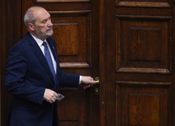 Premier: Mam stuprocentowe zaufanie do szefa MON