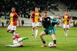 Cudowny gol Karola Świderskiego w Lidze Europy. Reprezentant Polski trafił w samo "okienko"