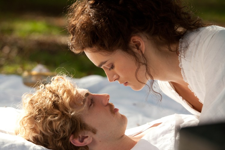 Keira Knightley i Aaron Taylor-Johnson w filmie 'Anna Karenina'