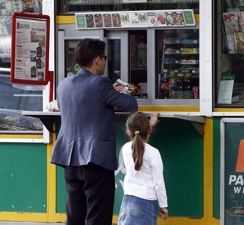 Aktor "Prosto w serce" z córką przy kiosku. Foto