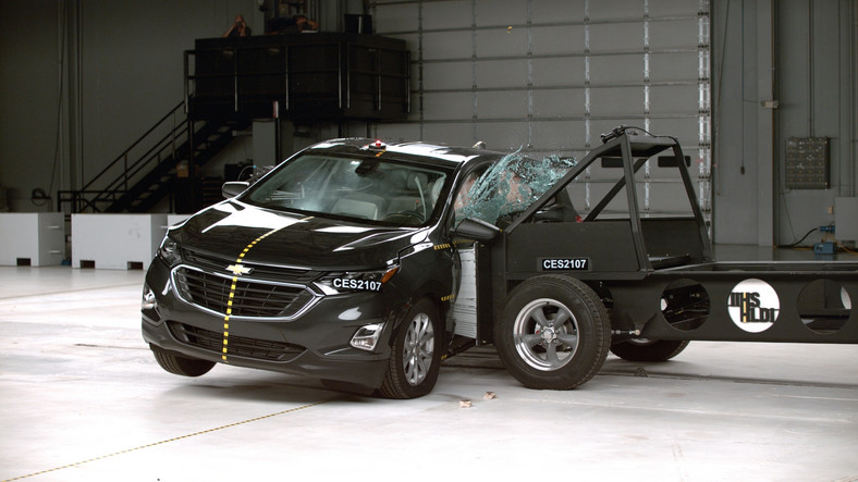 Nowe testy zderzeniowe amerykańskiego IIHS. Zmiany od jesieni 2021 r. Na zdjęciu Chevrolet Equinox