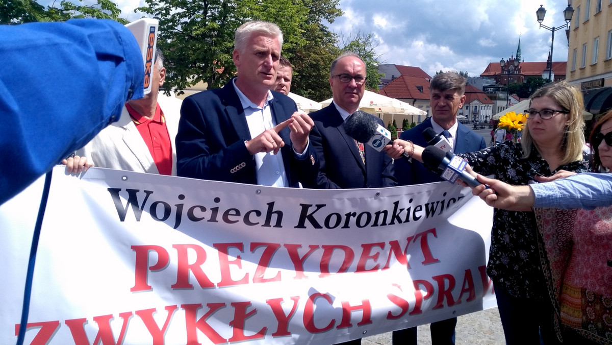 Wojciech Koronkiewicz jest kandydatem Sojuszu Lewicy Demokratycznej na prezydenta Białegostoku. Startuje z hasłem "prezydent zwykłych spraw". Na oficjalne ogłoszenie kandydata przybył szef SLD Włodzimierz Czarzasty. - Poprzednie wybory przegraliśmy na własne życzenie, teraz tego błędu nie powtórzymy - powiedział Czarzasty.