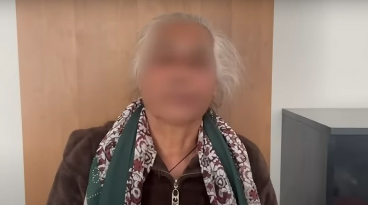 Az idős asszonyt épp igazoltatták a rendőrök, amikor lebukott / Fotó: orosz Belügyminisztérium hivatalos YouTube csatornája