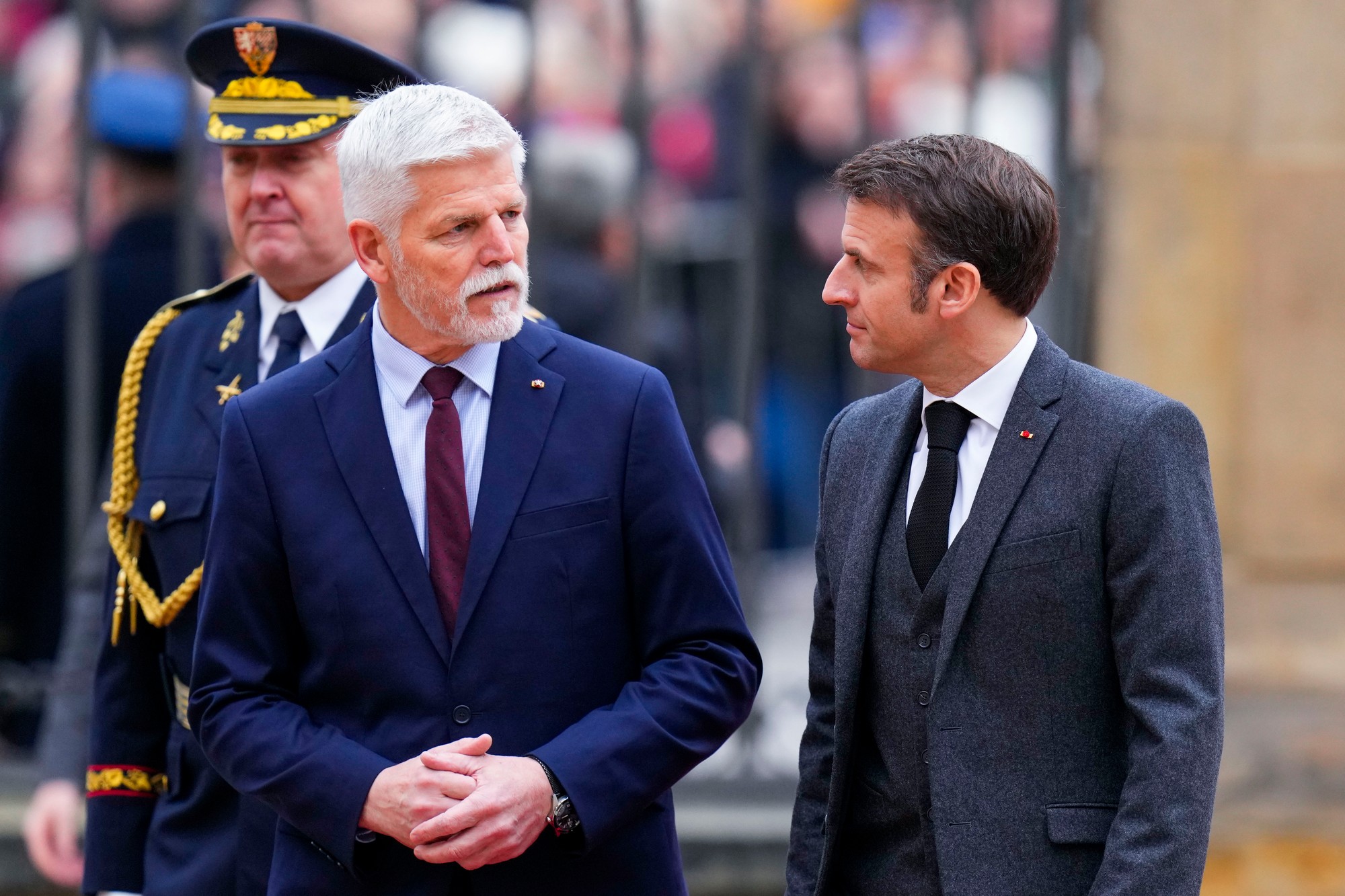 Český prezident Petr Pavel a hlava Francúzska Emmanuel Macron.
