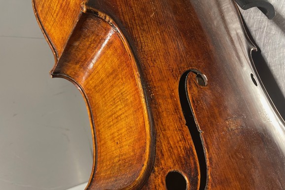 Carinici na aerodromu pretresli putnika, sa sobom nosio VELIKU KUTIJU: Ono što je u njoj krio staro je PREKO 200 GODINA (FOTO)