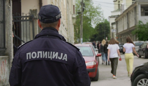 Devojci ispre stana došao lažni policajac