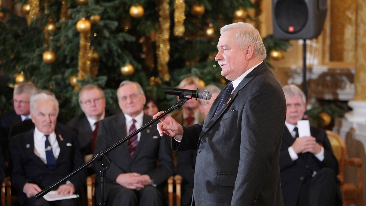 Życzę państwu, abyście w przyszłym roku mądrzej wybierali, mądrzej uczestniczyli w wyborach - powiedział były prezydent Lech Wałęsa podczas spotkania opłatkowego z przedstawicielami najwyższych władz państwowych w warszawskich Arkadach Kubickiego.