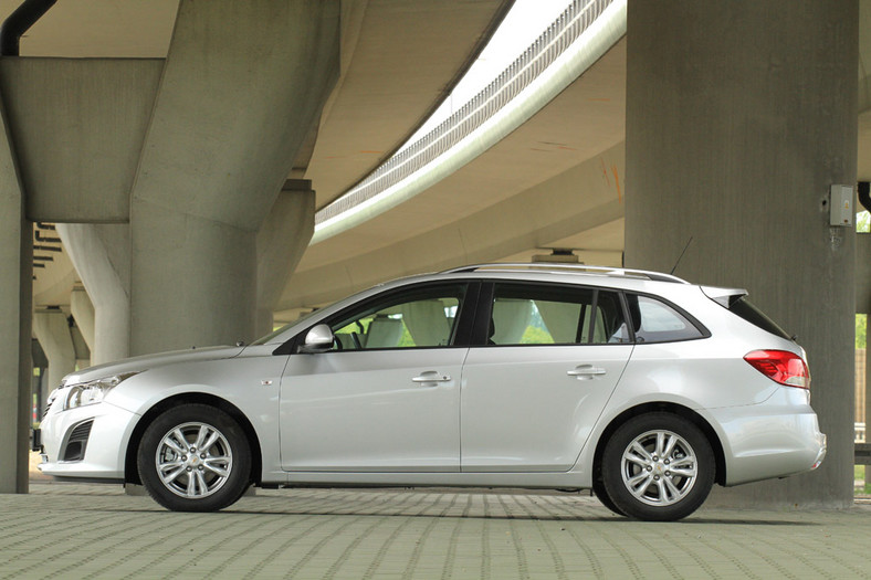 Chevrolet Cruze kombi kontra Ford Focus i Skoda Octavia: które kompaktowe kombi jest najlepsze