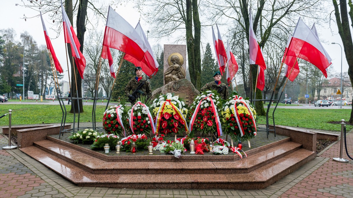 Białystok oddał hołd Polakom zamordowanym w Katyniu. Oficjalne obchody odbyły się przed Pomnikiem Katyńskim w Parku Zwierzynieckim.