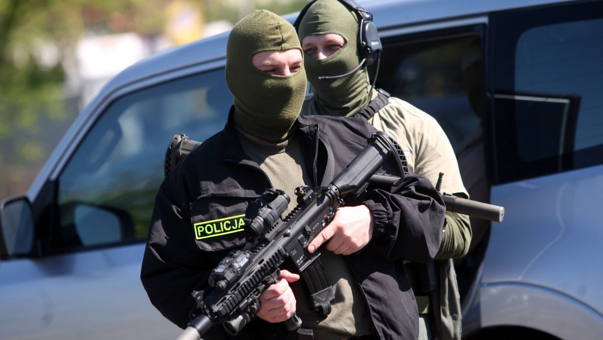 CBŚ zatrzymało w pięciu miastach 15 osób powiązanych z tzw. grupą ciechanowską - zorganizowaną grupą przestępczą o charakterze zbrojnym, która działała głównie na terenie województwa mazowieckiego - poinformowała w poniedziałek policja.