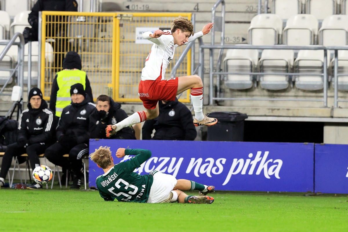 Zawodnik ŁKS Łódź Antoni Młynarczyk (góra) i Wojciech Urbański (dół) z Legii Warszawa podczas meczu 1/8 finału piłkarskiego Pucharu Polski