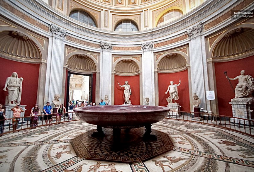 Wielka wanna Nerona wykonana z porfiru, eksponowana jest w Muzeum Watykanu