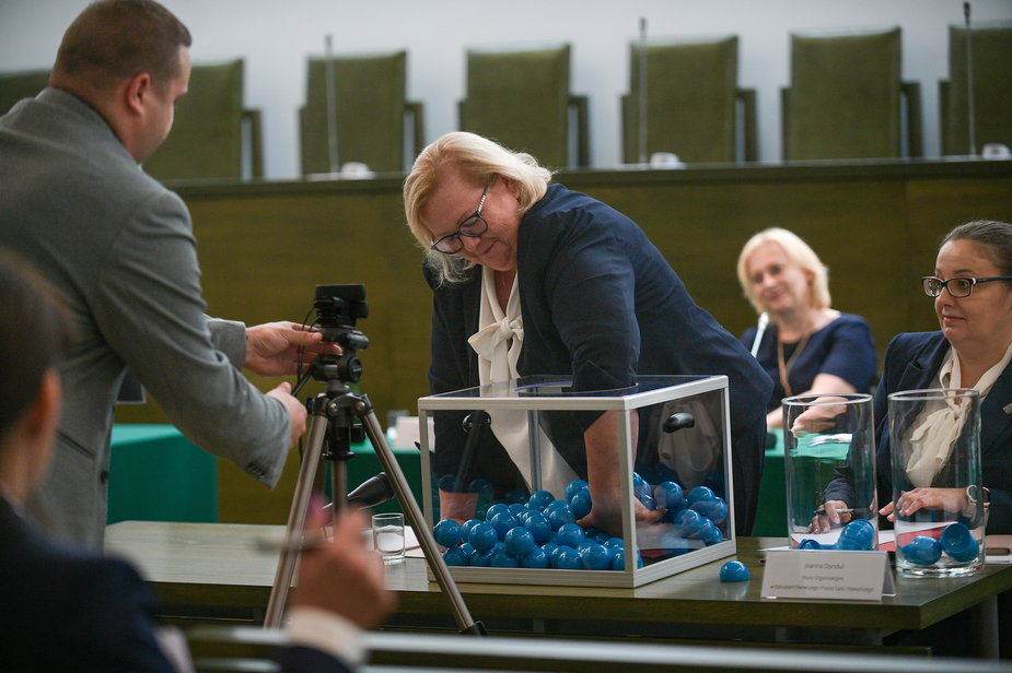 Pierwsza Prezes Sądu Najwyższego Małgorzata Manowska podczas losowania sędziów do nowej Izby Odpowiedzialności Zawodowej
