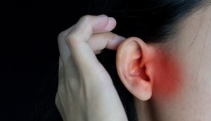 Ne treba da se stavlja ništa u uho, uključujući štapiće za uši