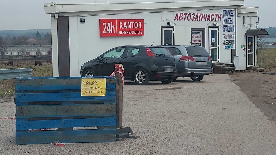 Zamknięty kantor w Bobrownikach