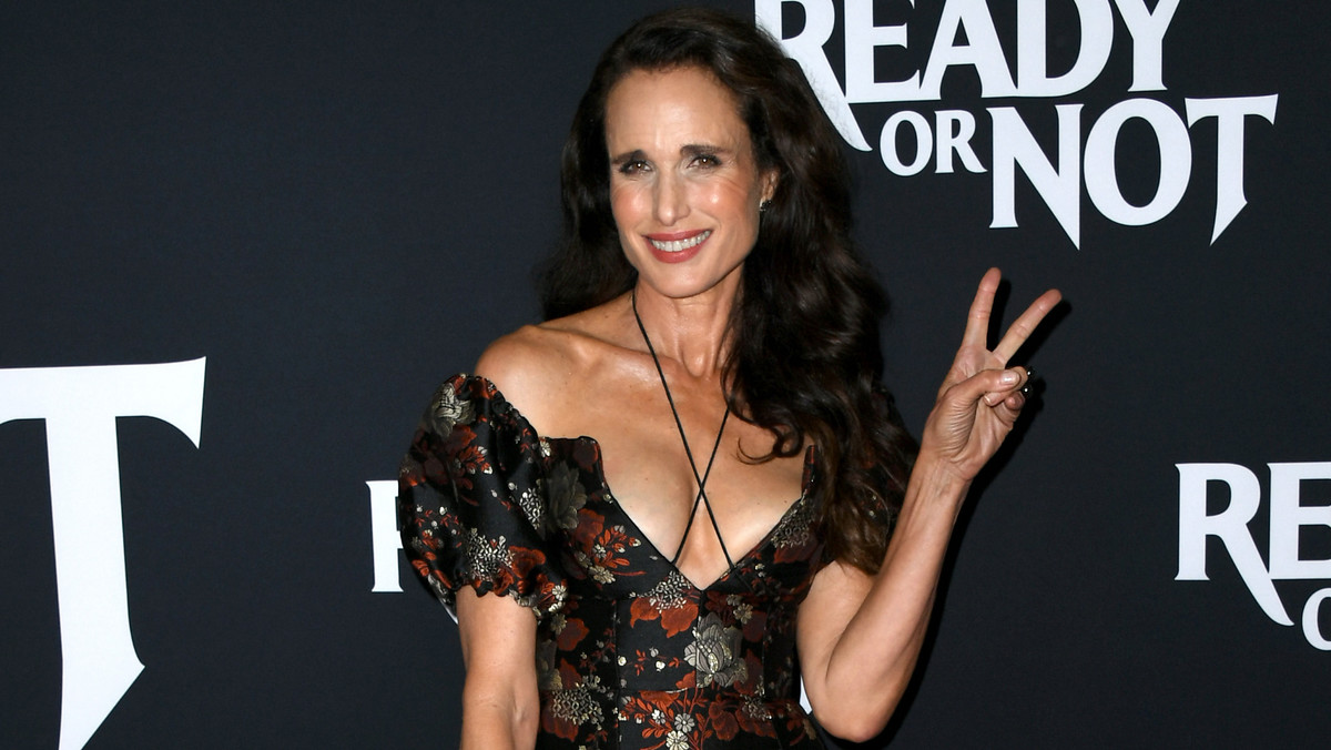 Andie MacDowell promuje aktualnie film "Zabawa w pochowanego". Na oficjalnej premierze pojawiła się w pięknej kwiatowej sukience. Trzeba przyznać, że 61-letnia gwiazda wyglądała naprawdę zjawiskowo.