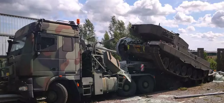 Laweta z czołgiem zrobiła demolkę na autostradzie. Wszystko przez oponę