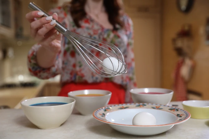 Farbanje jaja uz pomoć žice za mućenje