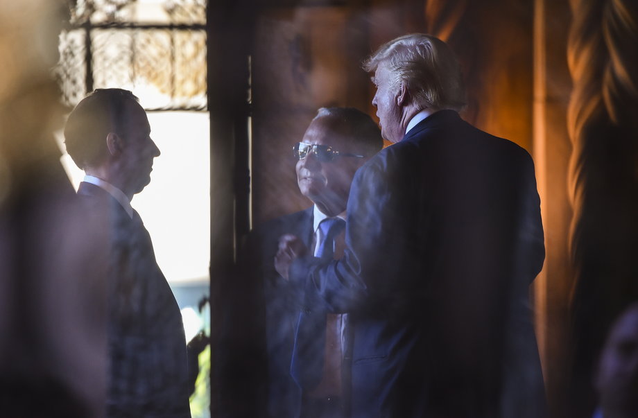Ike Perlmutter (w środku) podczas spotkania z Donaldem Trumpem i Reincem Priebu w 2016 r.